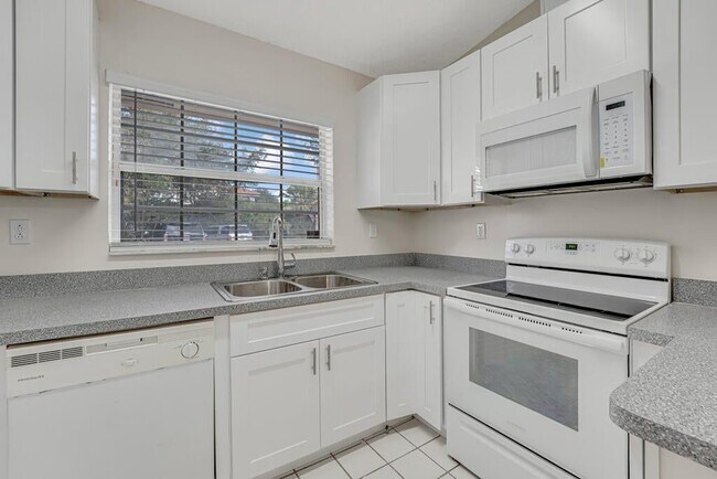 13730 Sunflower Ct in Wellington, FL - Foto de edificio - Building Photo