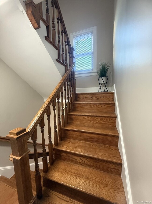 260 Gainsborg Ave in Harrison, NY - Building Photo - Building Photo