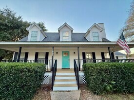 1003 Sandra Dr in Mary Esther, FL - Building Photo