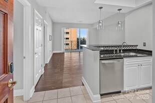 300 W 5th St in Charlotte, NC - Building Photo