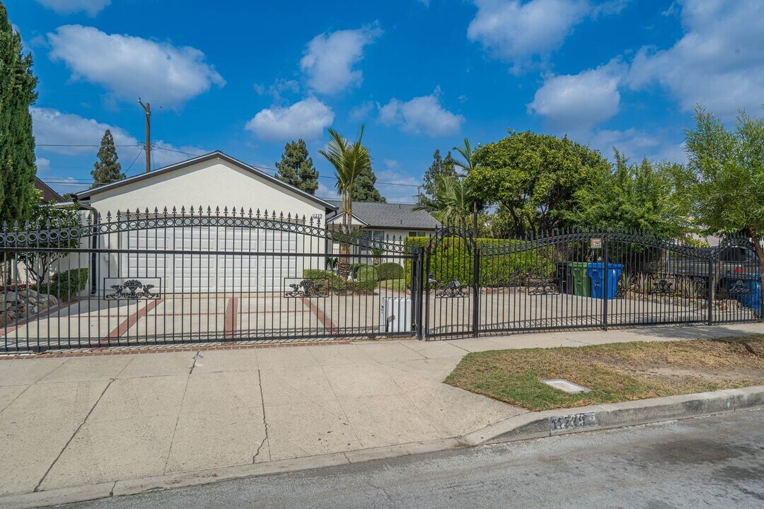 11229 Blythe St in Los Angeles, CA - Building Photo