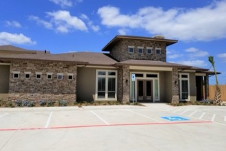 Avanti East Apartments in Edinburg, TX - Foto de edificio - Building Photo