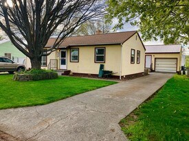 3025 SW Isaac Ave in Pendleton, OR - Building Photo