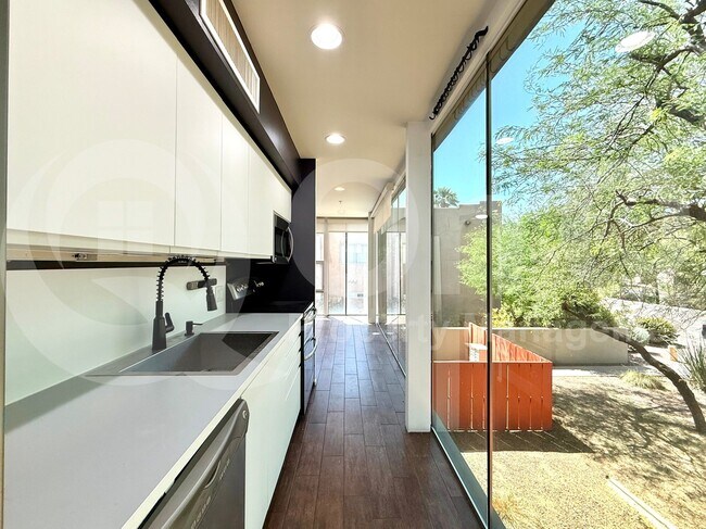 7047 E Earll Dr in Scottsdale, AZ - Building Photo - Building Photo