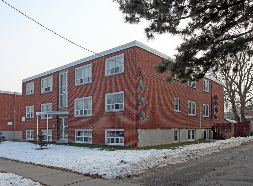 303 Adelaide Ave W in Oshawa, ON - Building Photo