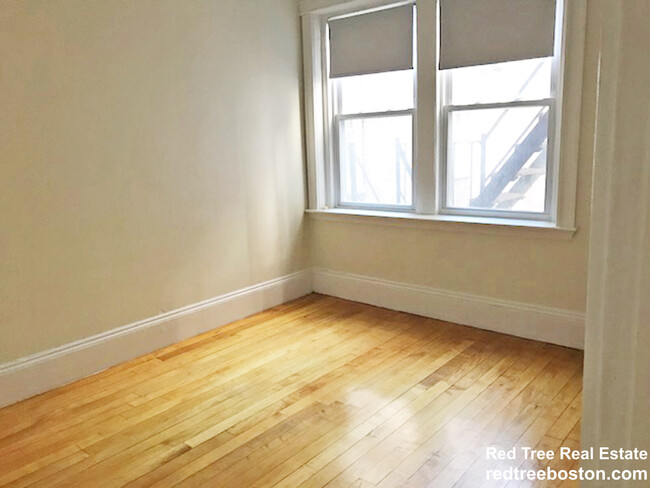 1824 Beacon St, Unit 1 in Brookline, MA - Foto de edificio - Building Photo