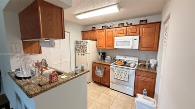 4055 W McNab Rd in Pompano Beach, FL - Foto de edificio - Building Photo