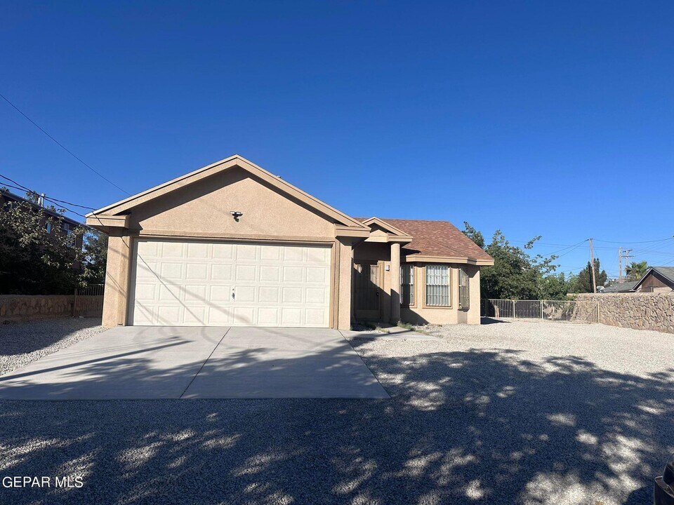 5884 Doniphan Dr in El Paso, TX - Building Photo