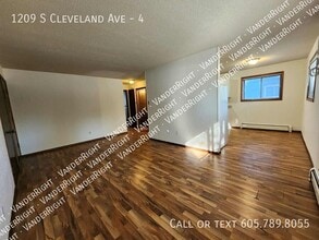 1209 S Cleveland Ave in Sioux Falls, SD - Building Photo - Building Photo