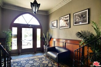 611 Cloverdale Ave in Los Angeles, CA - Building Photo - Building Photo