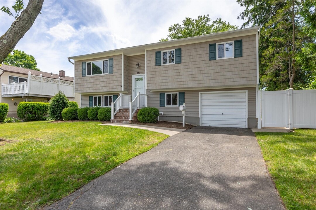 271 6th Ave in West Babylon, NY - Foto de edificio
