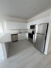 1091 E 17th St, Unit 304 in Hialeah, FL - Building Photo - Building Photo