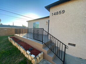 14859 Chatsworth Dr in Mission Hills, CA - Foto de edificio - Building Photo