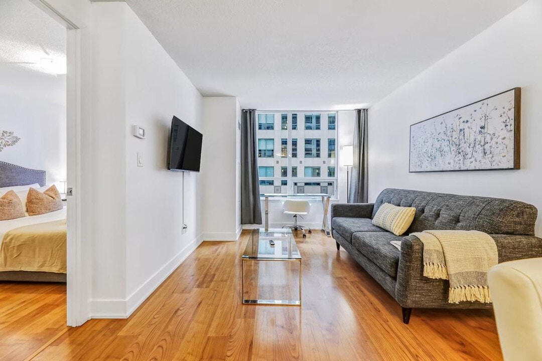 265 Wellington St W in Toronto, ON - Building Photo