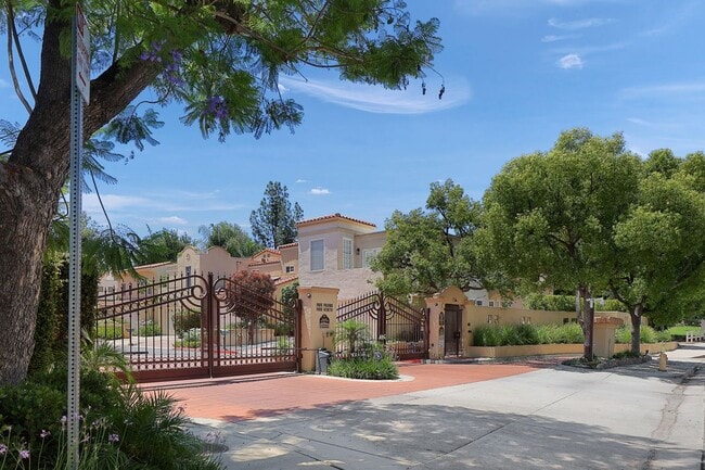 property at 4271 Park Paloma