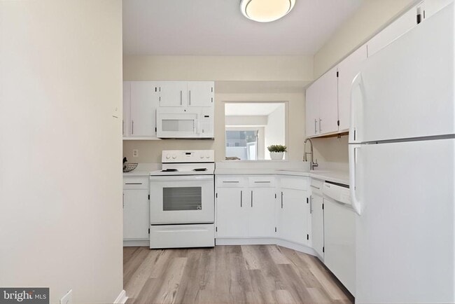 107 St Charles Square in Sterling, VA - Building Photo - Building Photo