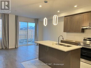 8 Brofarm Ln in Whitchurch-Stouffville, ON - Building Photo - Building Photo