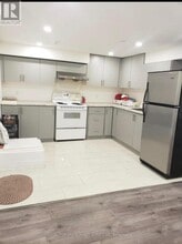 10 Newcastle Crescent in Brampton, ON - Building Photo - Building Photo