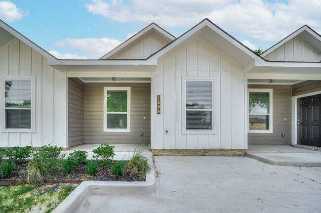 1610 W 5th St in Caldwell, TX - Building Photo - Building Photo