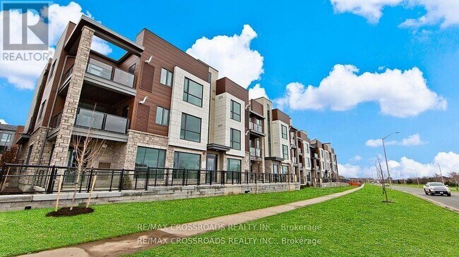 2375 Bronte Rd in Oakville, ON - Building Photo - Building Photo