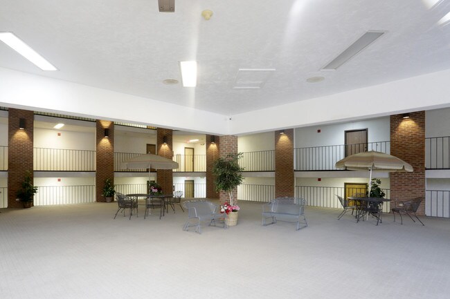 Pine Creek Apartments in Loves Park, IL - Building Photo - Lobby