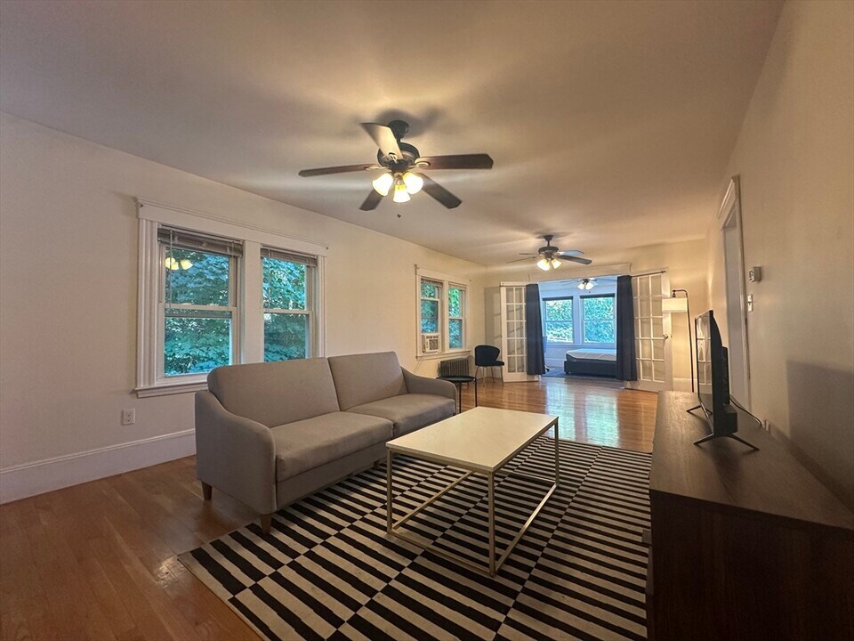 33-35-35 Dickinson Rd in Boston, MA - Building Photo