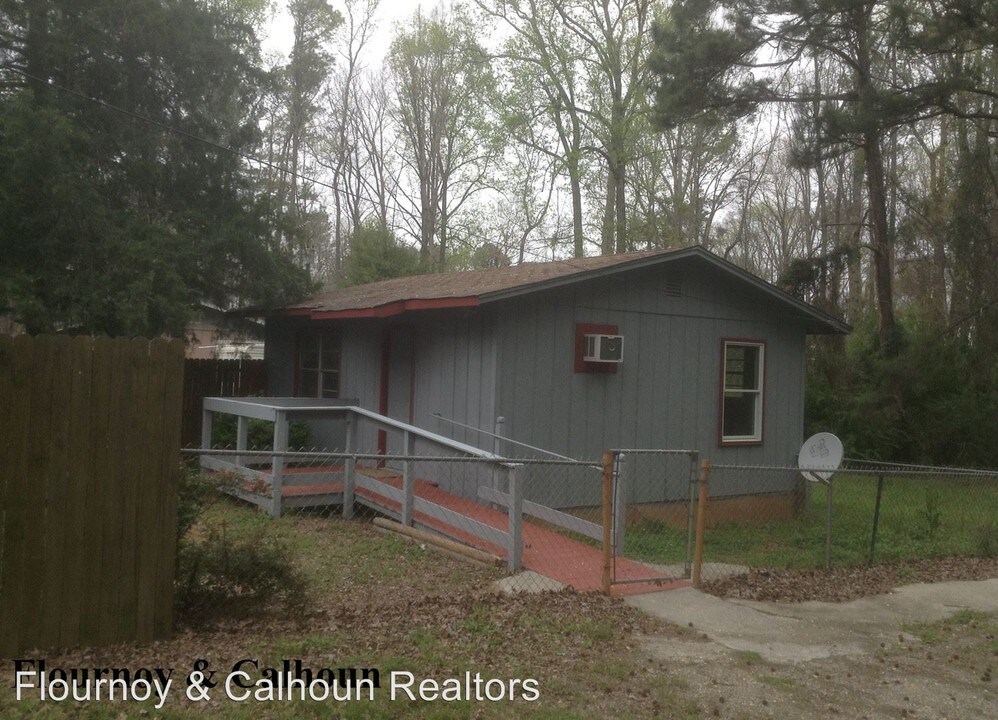 1135 Melody Dr in Waverly Hall, GA - Building Photo