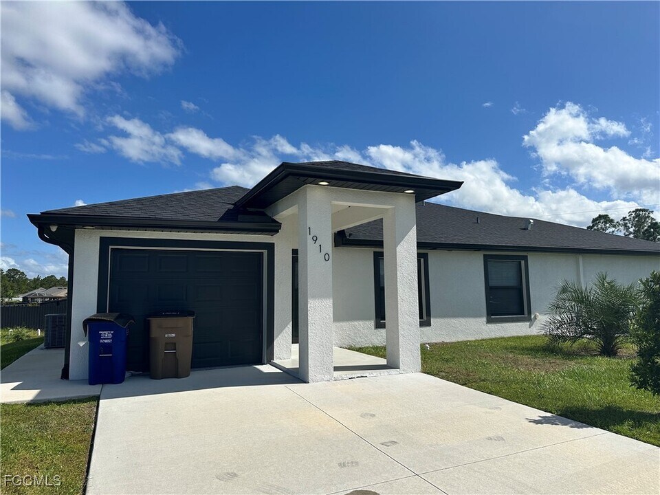 1910 Richmond Ave N in Lehigh Acres, FL - Building Photo