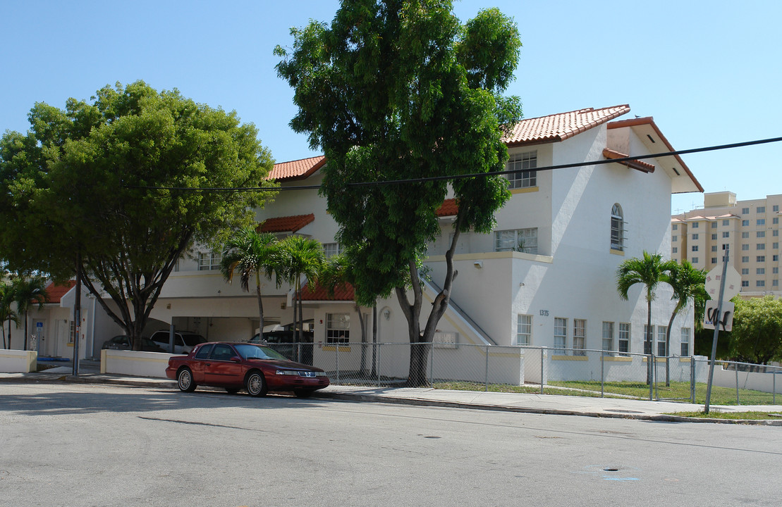 1375 NW 1st St in Miami, FL - Foto de edificio