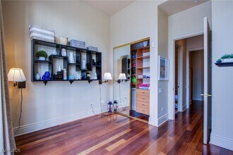 2877 Paradise Rd in Las Vegas, NV - Building Photo - Building Photo