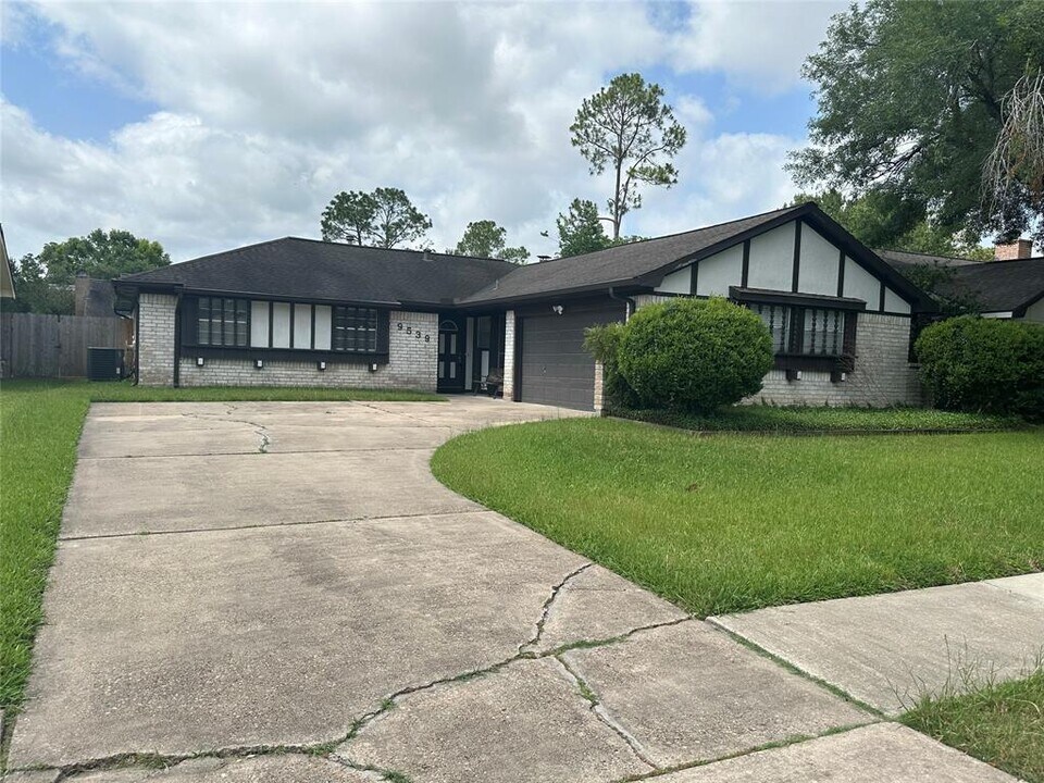 9539 Wickenburg Dr in Houston, TX - Building Photo