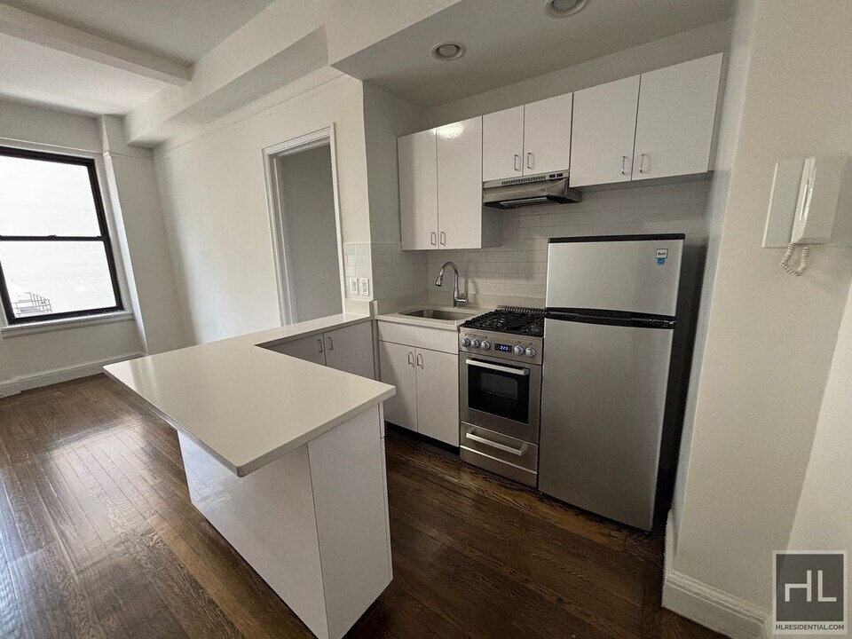 EAST 46 STREET in New York, NY - Building Photo
