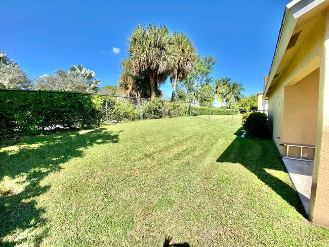 121 Country Club Way in Royal Palm Beach, FL - Building Photo - Building Photo