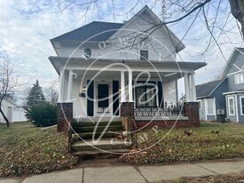 209 N Main St in Swanton, OH - Building Photo