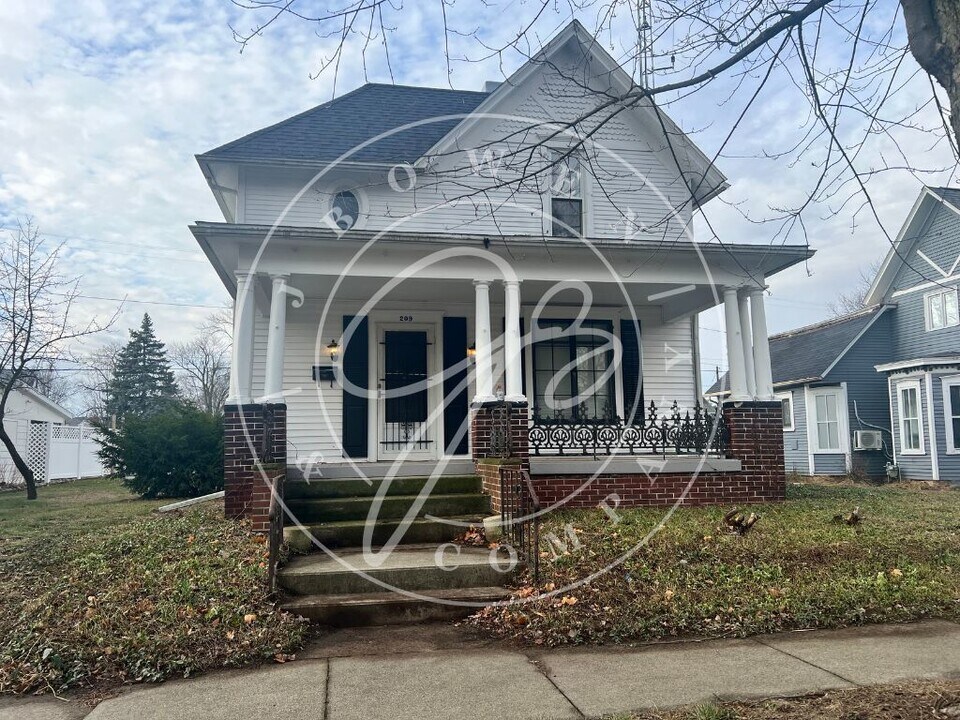 209 N Main St in Swanton, OH - Building Photo