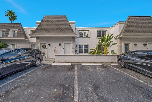 707 NE 27th Ave in Hallandale Beach, FL - Building Photo - Building Photo