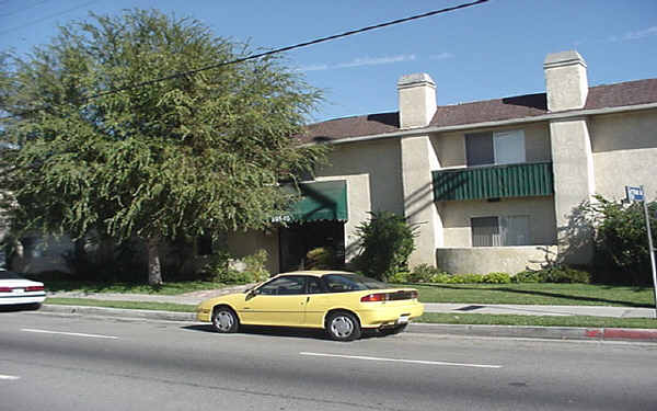 Balboa Courtyard Apartments in Granada Hills, CA - Building Photo - Building Photo