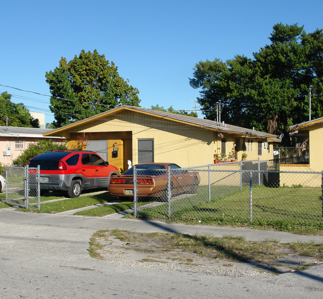 855 NW 69th St in Miami, FL - Foto de edificio - Building Photo