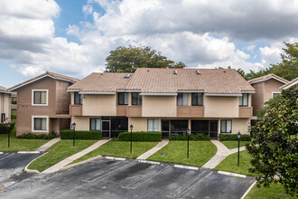 Lakewood Village Condos in Coral Springs, FL - Building Photo - Building Photo