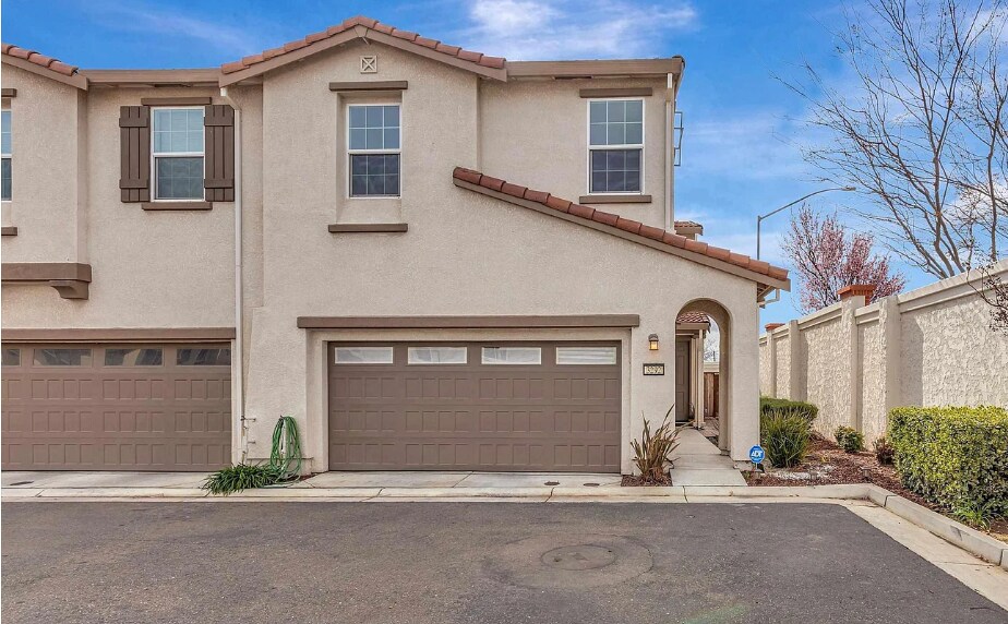 3292 Overland Ln in Tracy, CA - Building Photo