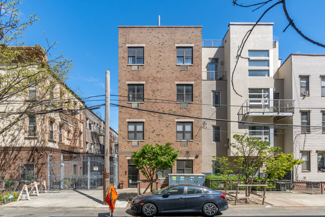 133 Conselyea St in Brooklyn, NY - Foto de edificio - Building Photo