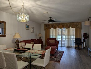 1501 NE Miami Gardens Dr in Miami, FL - Foto de edificio - Building Photo