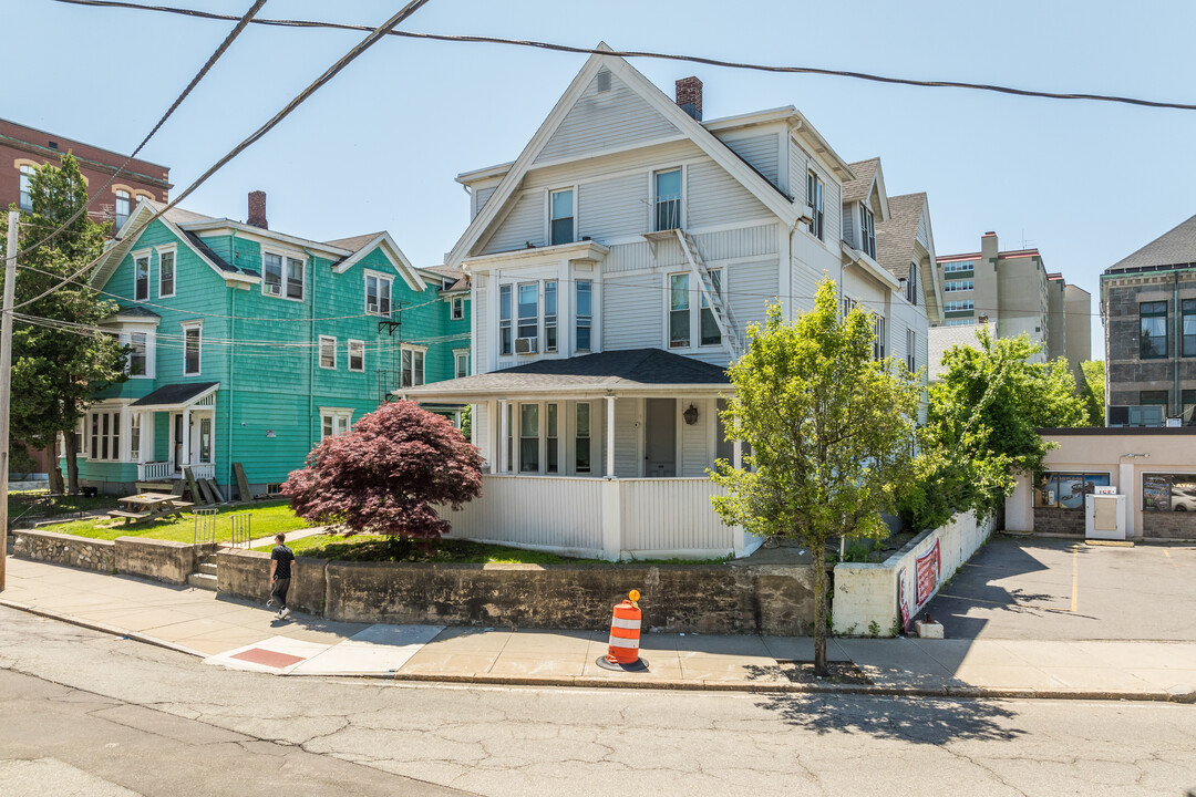 19 Hamlet Ave in Woonsocket, RI - Foto de edificio