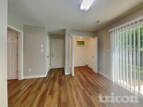 9835 Veronica Dr in Charlotte, NC - Foto de edificio - Building Photo