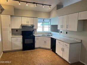 5552 W Shangri La Rd in Glendale, AZ - Building Photo - Building Photo