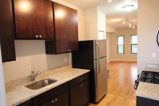 6449 N Claremont Ave, Unit 1 in Chicago, IL - Building Photo - Building Photo