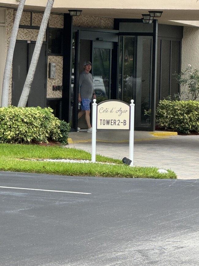 4200 N Ocean Dr in Riviera Beach, FL - Foto de edificio - Building Photo