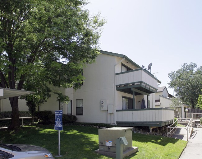 Fairwood Apartments in Carmichael, CA - Foto de edificio - Building Photo