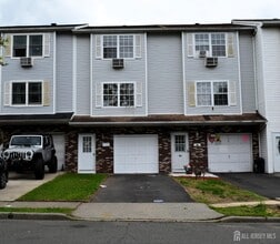 31 Larch St in Carteret, NJ - Building Photo - Building Photo