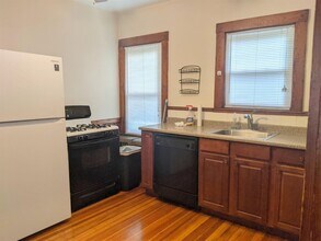 19 Leonard St, Unit 1 in Somerville, MA - Building Photo - Building Photo
